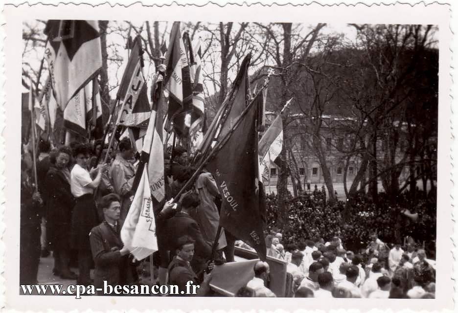BESANÇON - Chamars - Meeting de la jeunesse catholique du diocèse de Besançon - Lundi de Pâques - 7 avril 1947 - Le haut du podium.